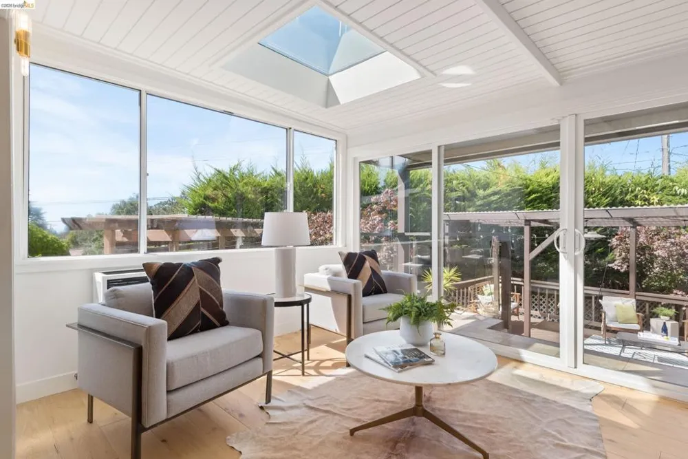 5800 Saint Paul Ct Oakland, CA 94618