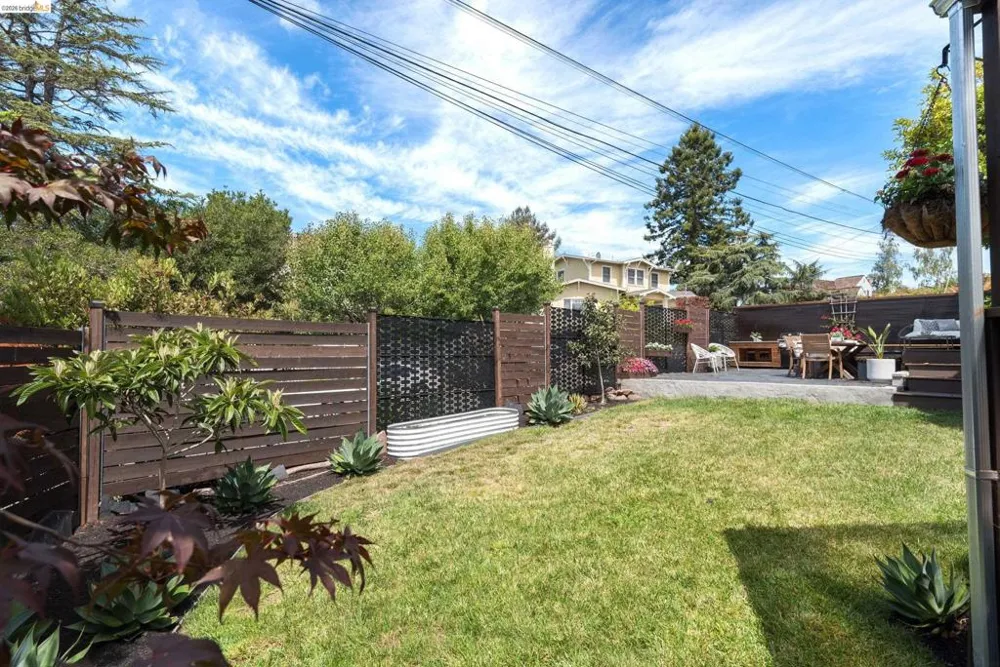 5800 Saint Paul Ct Oakland, CA 94618