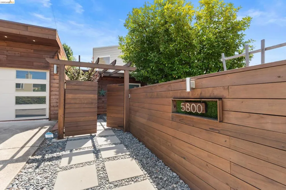 5800 Saint Paul Ct Oakland, CA 94618