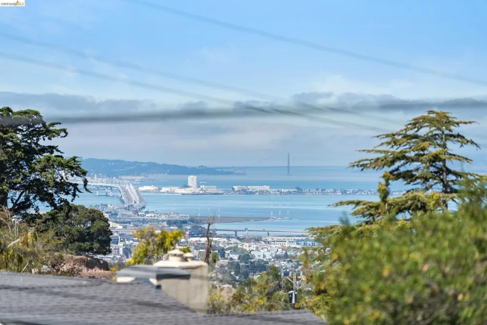 5800 Saint Paul Ct Oakland, CA 94618