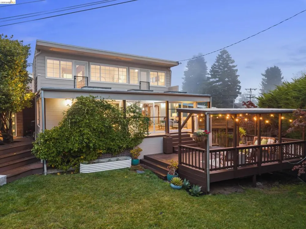 5800 Saint Paul Ct Oakland, CA 94618