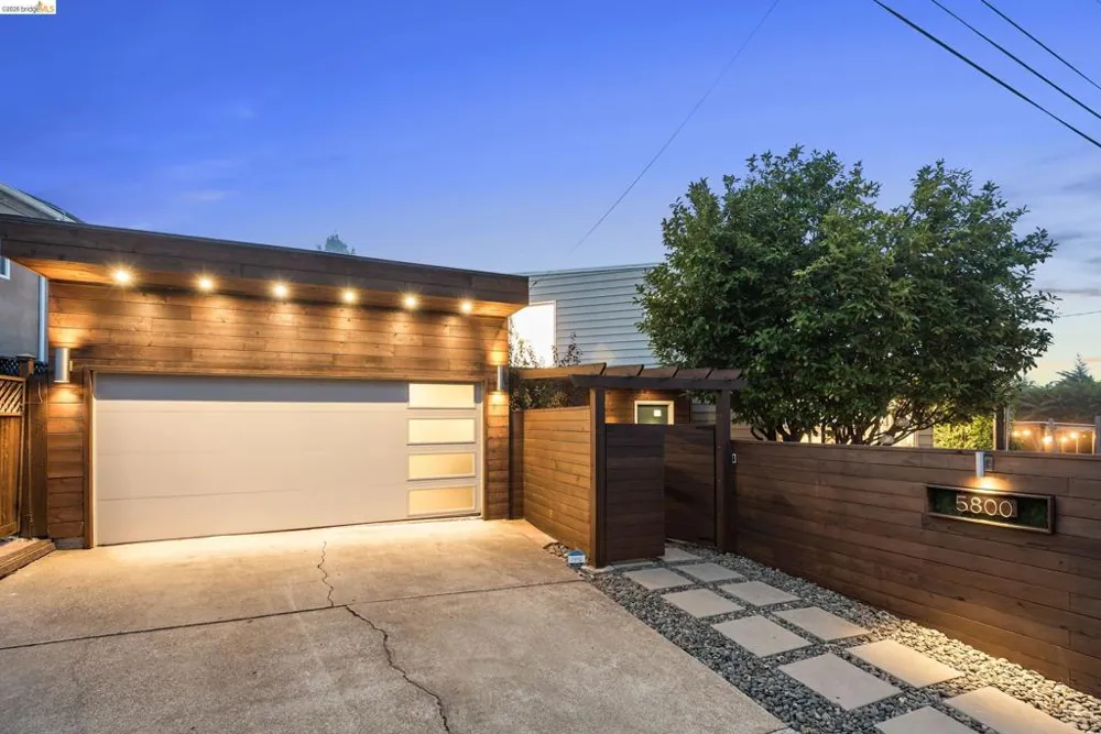 5800 Saint Paul Ct Oakland, CA 94618