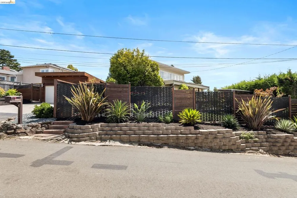 5800 Saint Paul Ct Oakland, CA 94618