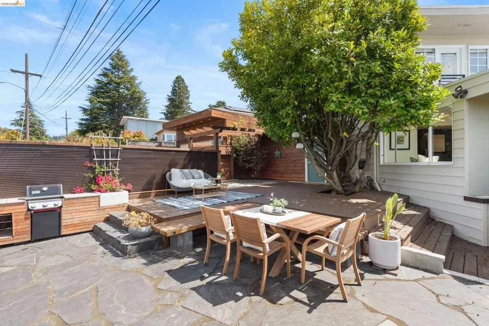 5800 Saint Paul Ct Oakland, CA 94618