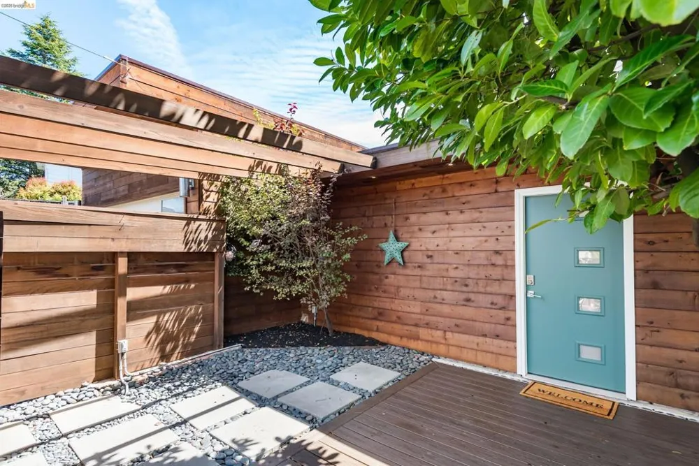 5800 Saint Paul Ct Oakland, CA 94618