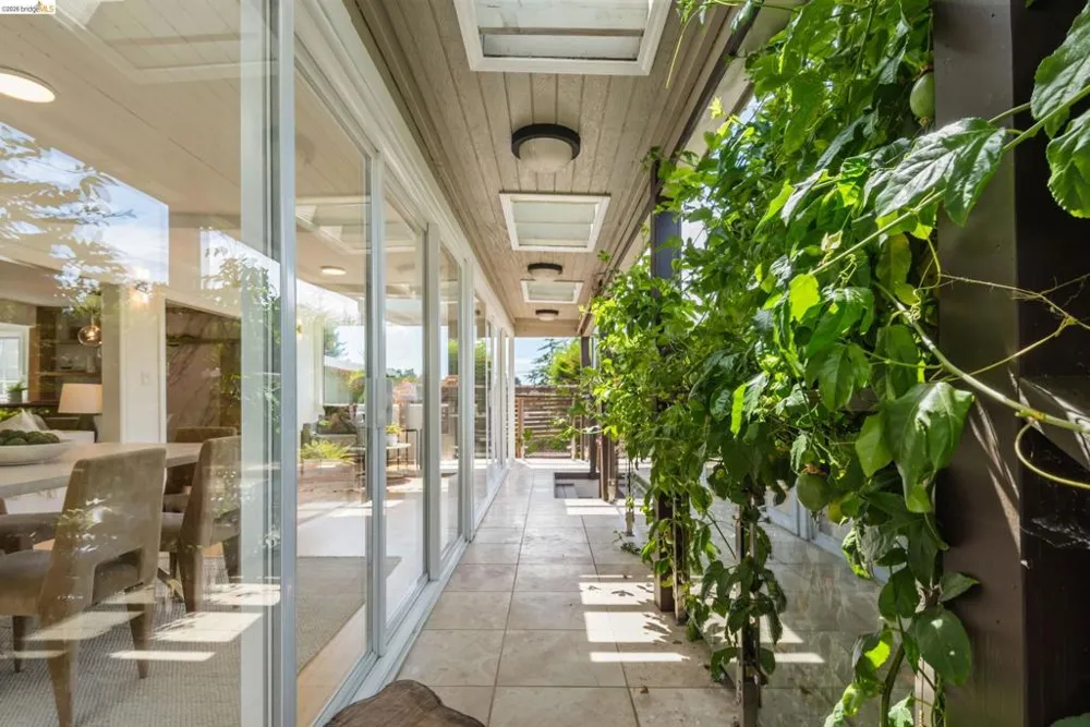 5800 Saint Paul Ct Oakland, CA 94618