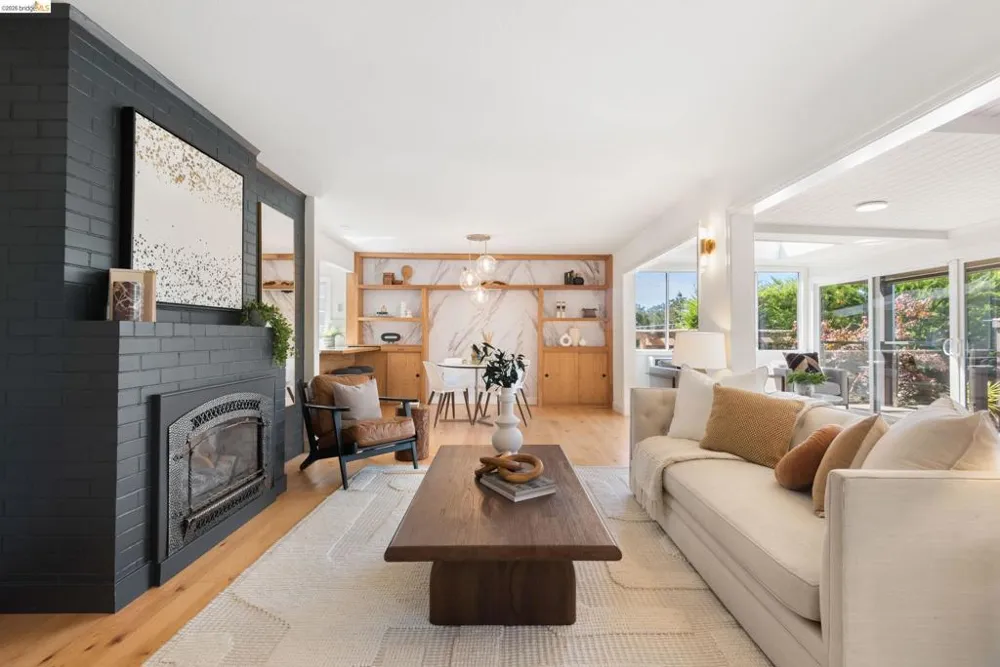 5800 Saint Paul Ct Oakland, CA 94618
