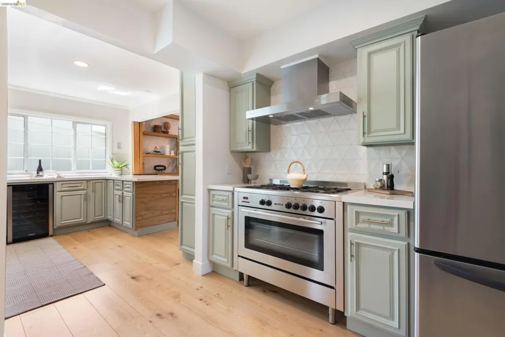 5800 Saint Paul Ct Oakland, CA 94618