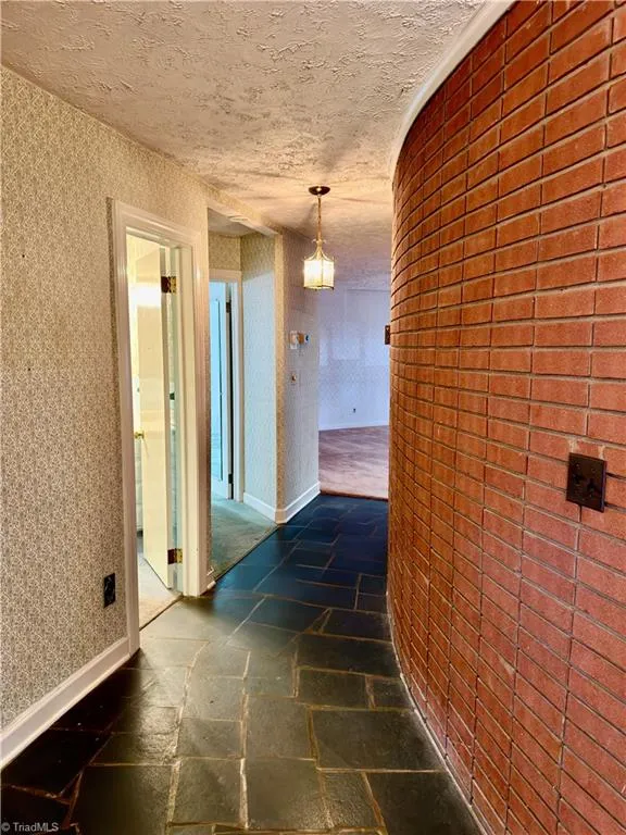 1031 Country Lane Winston-Salem, NC 27107