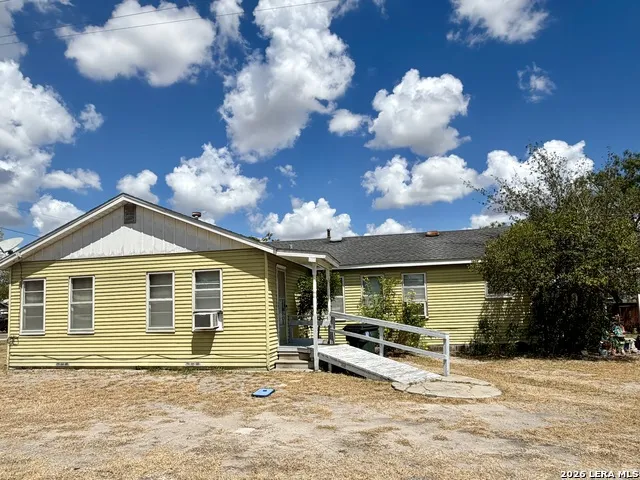 902 Bond Karnes City, TX 78118
