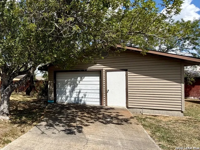902 Bond Karnes City, TX 78118