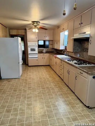 902 Bond Karnes City, TX 78118
