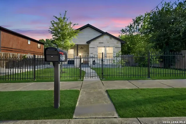 212 W Baylor San Antonio, TX 78204