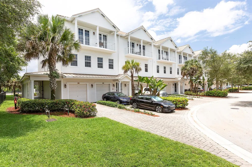 6807 LAKESIDE CIRCLE #102-1 Davie, FL 33314