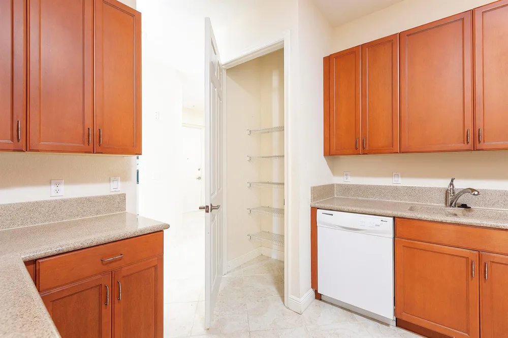 6807 LAKESIDE CIRCLE #102-1 Davie, FL 33314