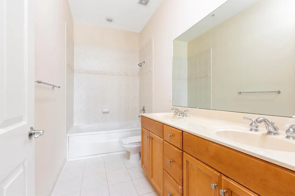 6807 LAKESIDE CIRCLE #102-1 Davie, FL 33314