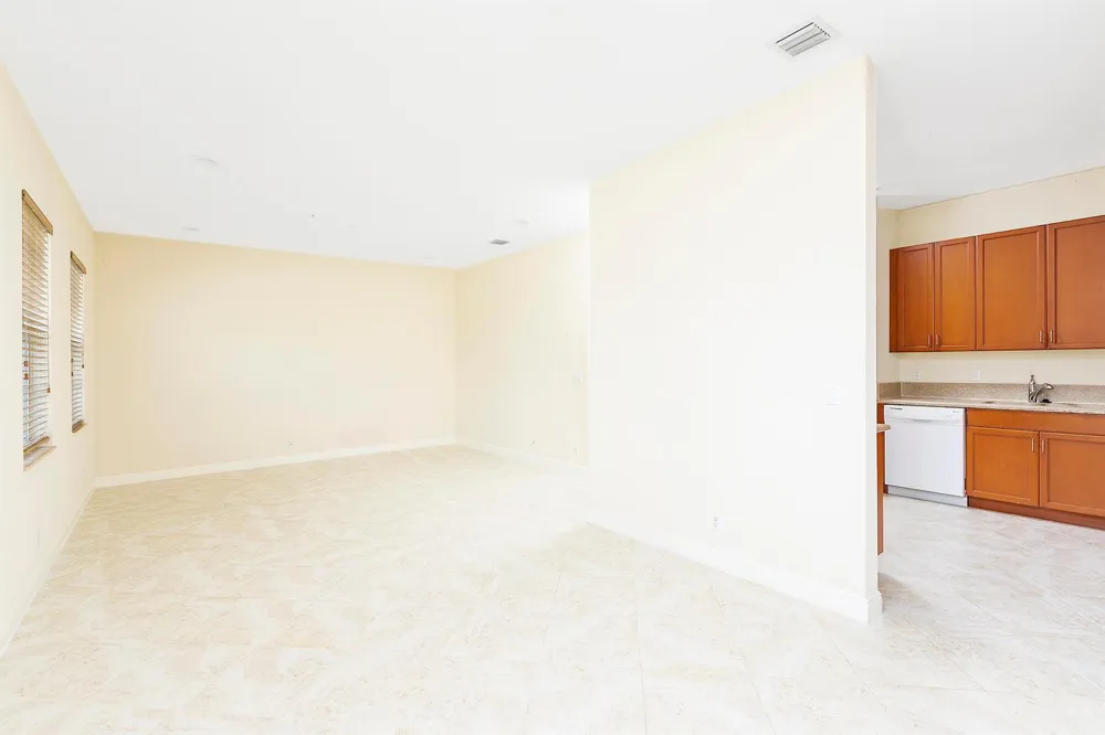 6807 LAKESIDE CIRCLE #102-1 Davie, FL 33314