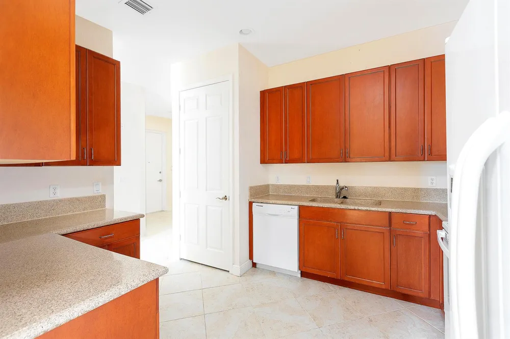 6807 LAKESIDE CIRCLE #102-1 Davie, FL 33314