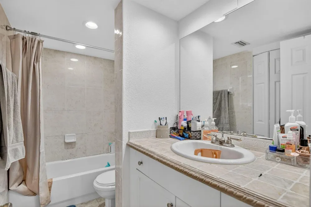 21895 LAKE FOREST CIRCLE #201 Boca Raton, FL 33433