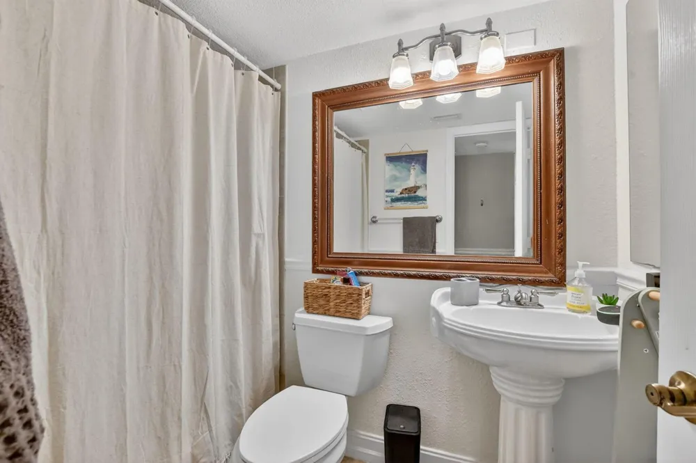 21895 LAKE FOREST CIRCLE #201 Boca Raton, FL 33433