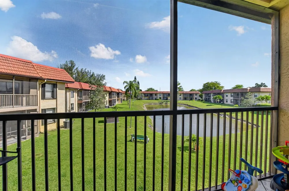 21895 LAKE FOREST CIRCLE #201 Boca Raton, FL 33433