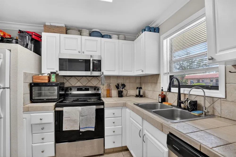 21895 LAKE FOREST CIRCLE #201 Boca Raton, FL 33433