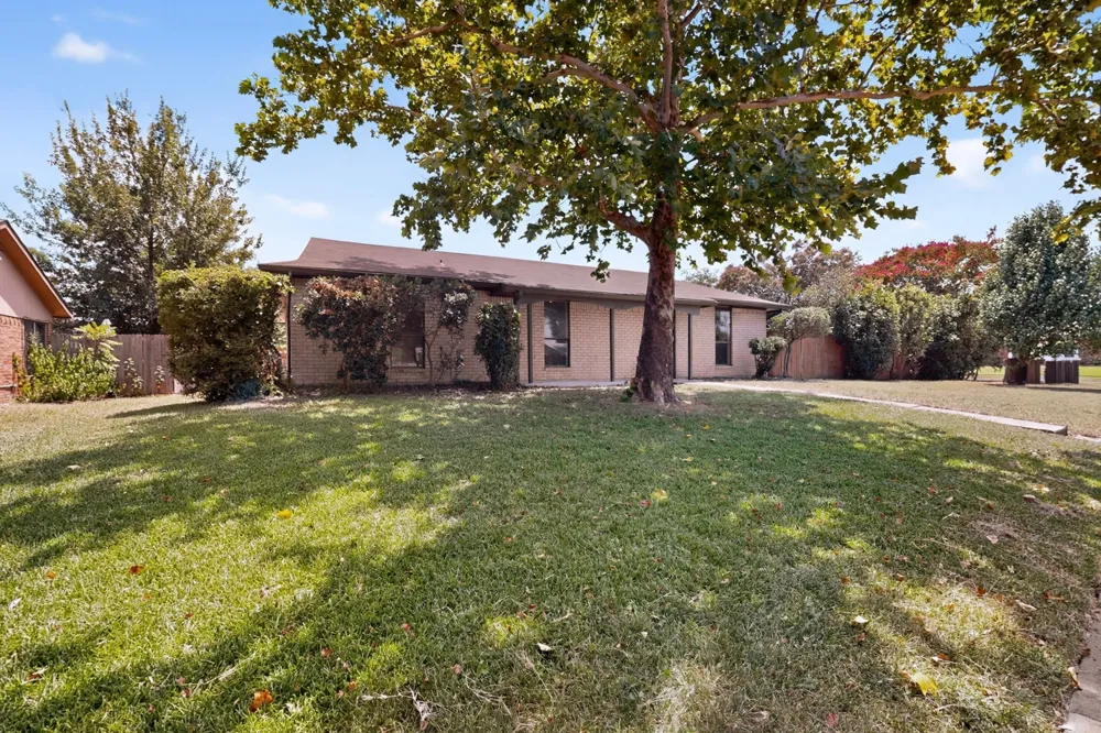 2938 Churchill Way Garland, TX 75044