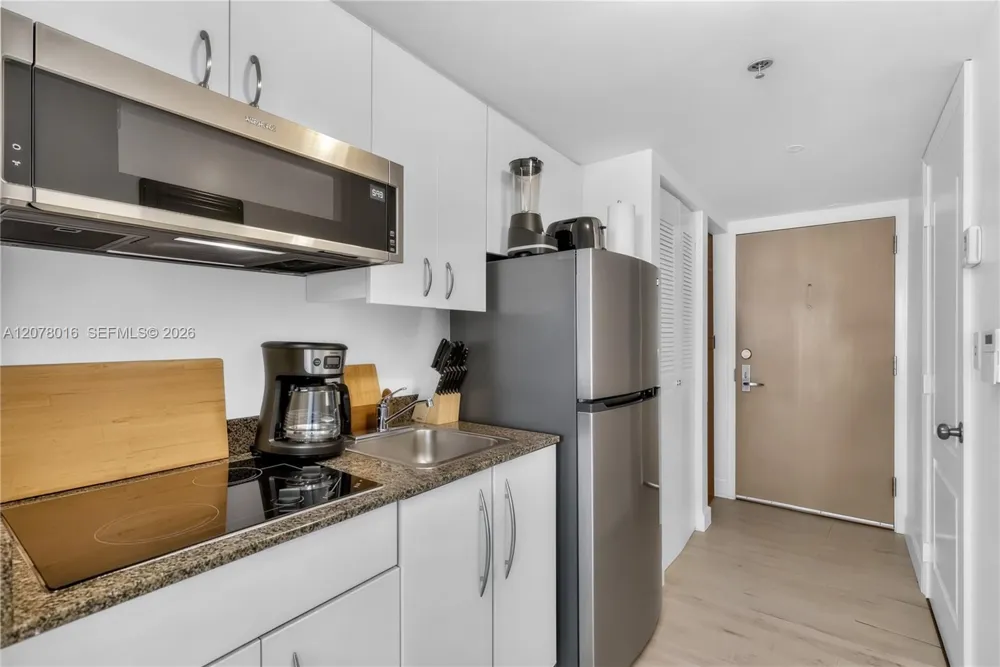 1200 Brickell Bay Dr #2510 Miami, FL 33131