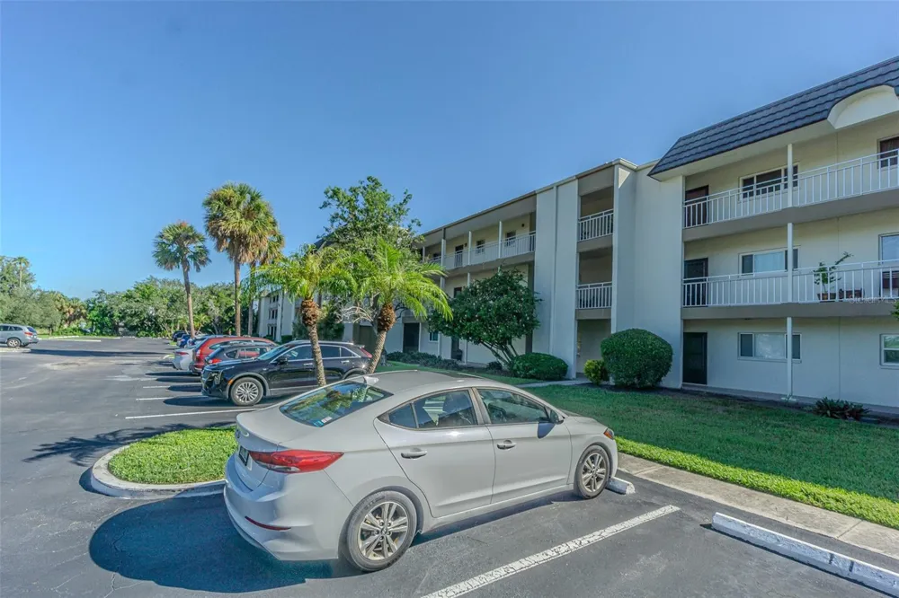 4595 CHANCELLOR STREET NE #109 St Petersburg, FL 33703