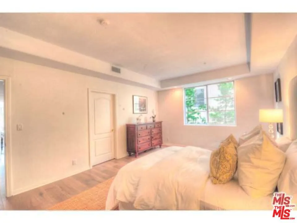 1182 WELLESLEY AVENUE #201 Los Angeles, CA 90049