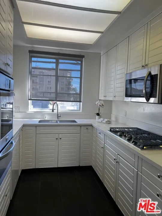 1182 WELLESLEY AVENUE #201 Los Angeles, CA 90049