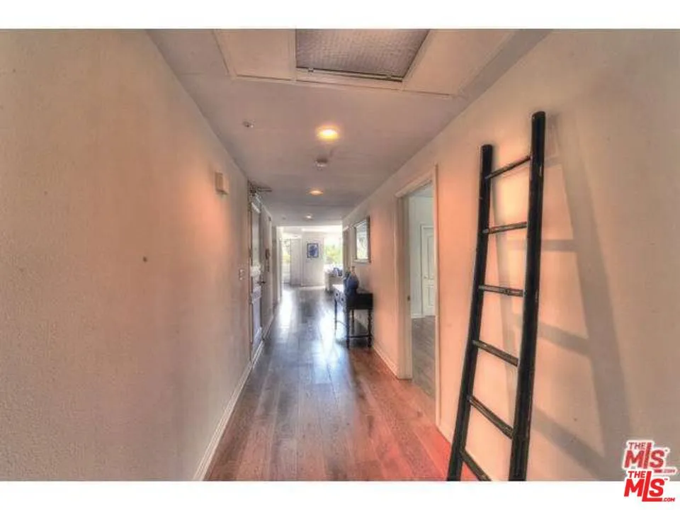 1182 WELLESLEY AVENUE #201 Los Angeles, CA 90049