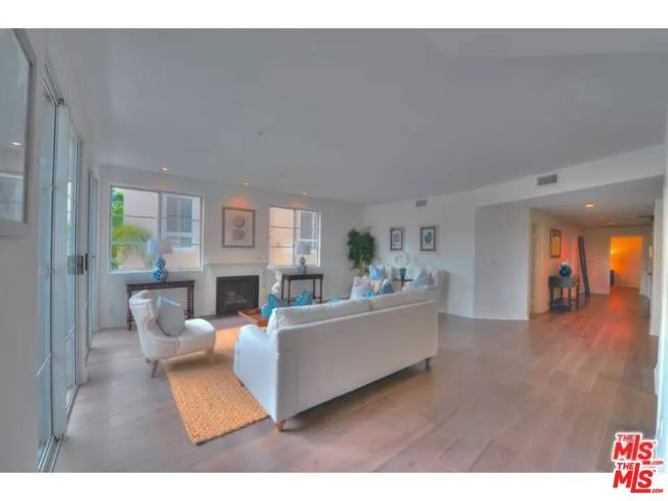 1182 WELLESLEY AVENUE #201 Los Angeles, CA 90049