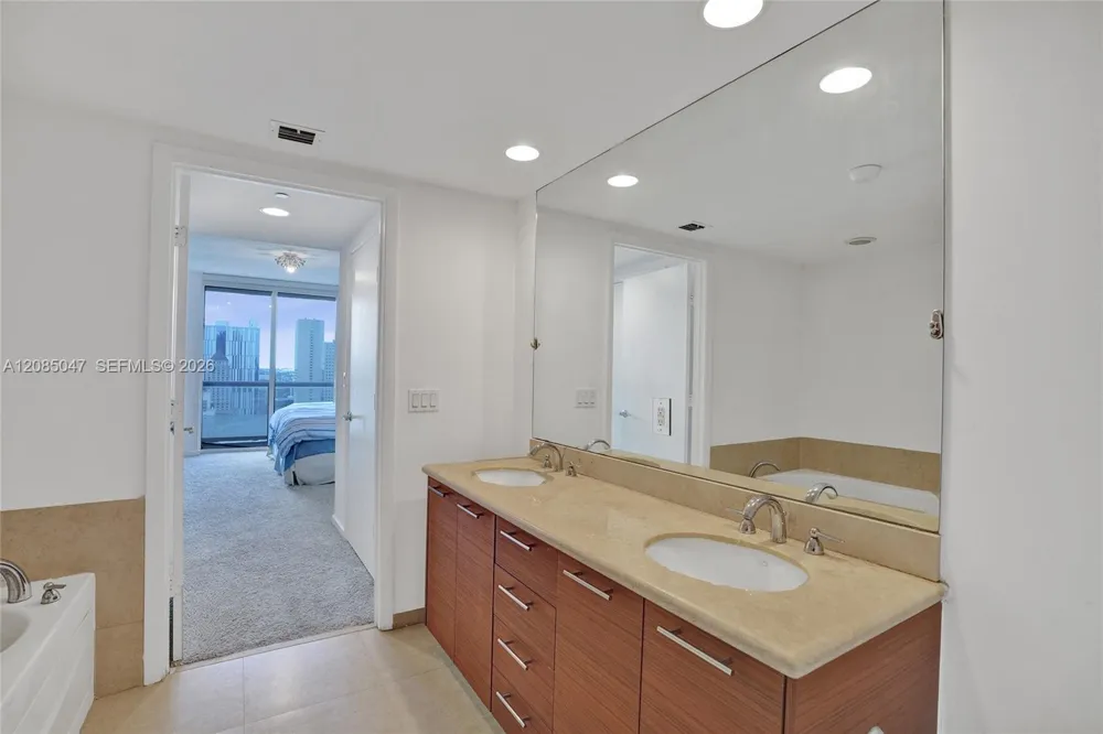 50 Biscayne Blvd #2801 Miami, FL 33132