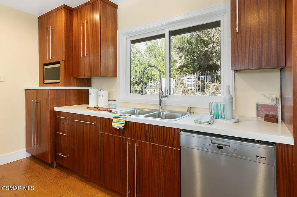 5156 Dumont Place Woodland Hills, CA 91364
