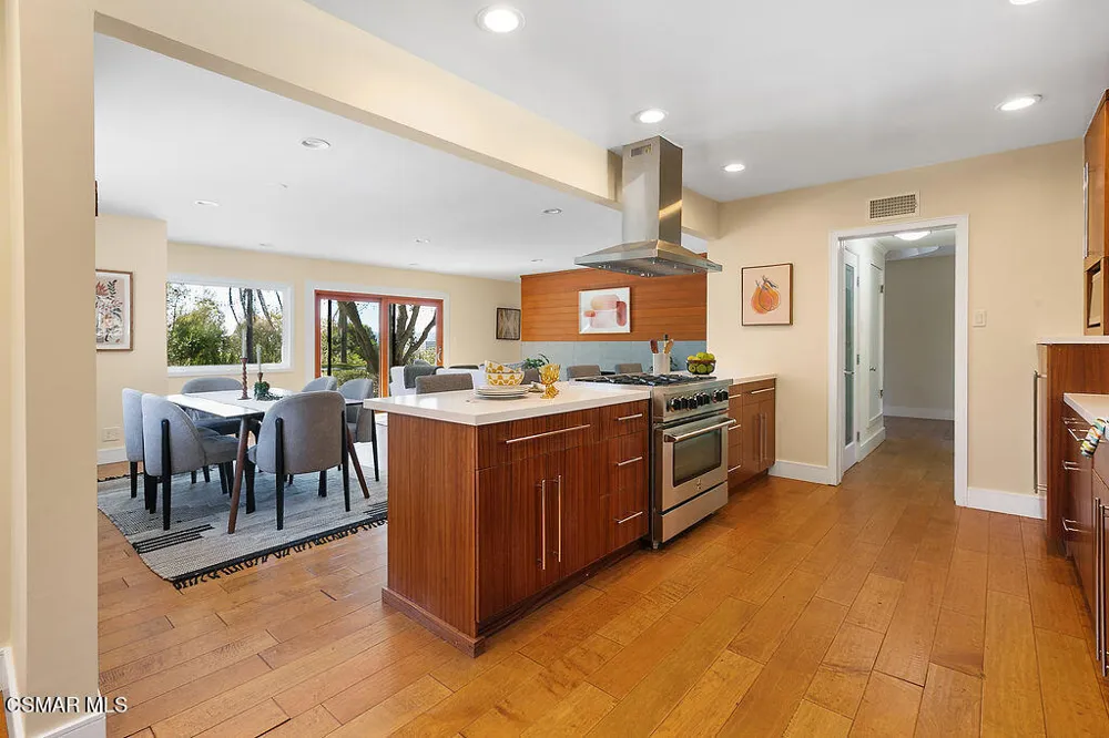 5156 Dumont Place Woodland Hills, CA 91364