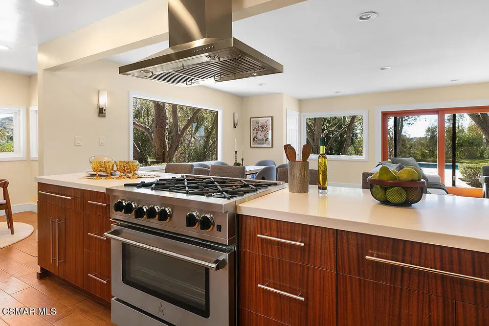5156 Dumont Place Woodland Hills, CA 91364