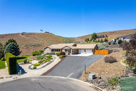 493 Chrisview Court W