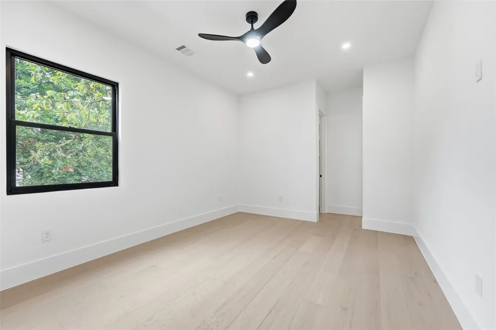 519 W 30th Street Houston, TX 77018