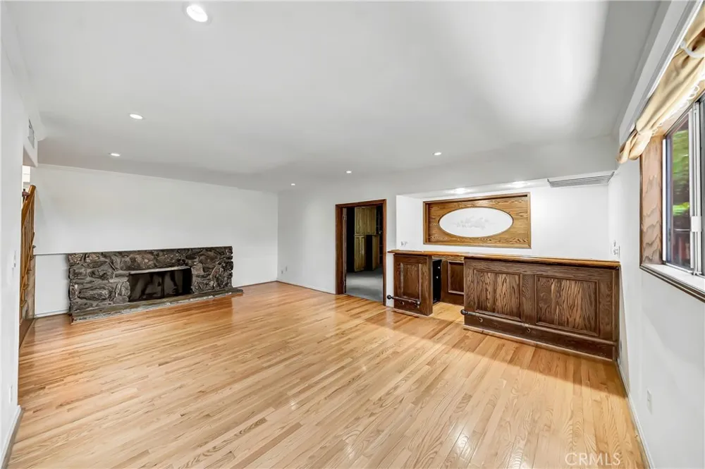 22548 Waterbury Woodland Hills, CA 91364