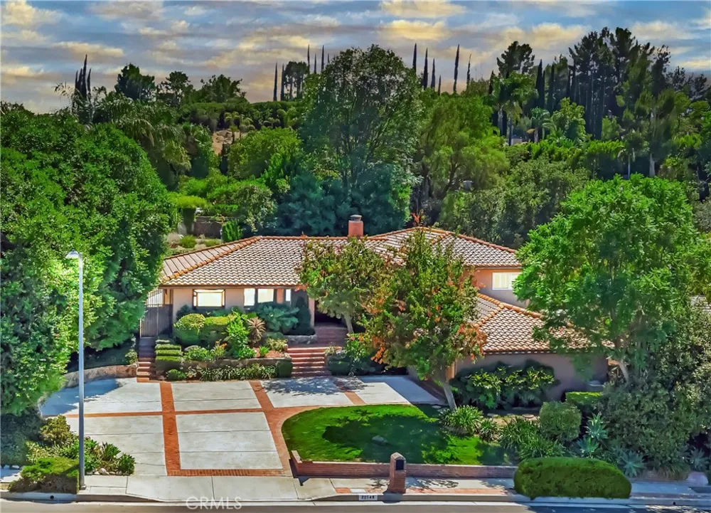 22548 Waterbury Woodland Hills, CA 91364