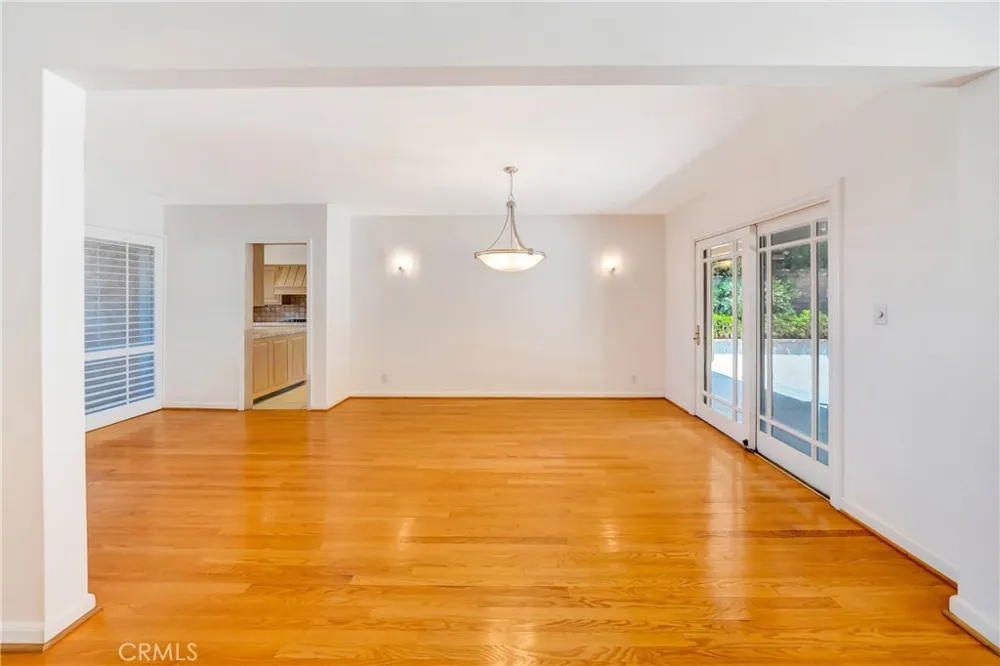 22548 Waterbury Woodland Hills, CA 91364