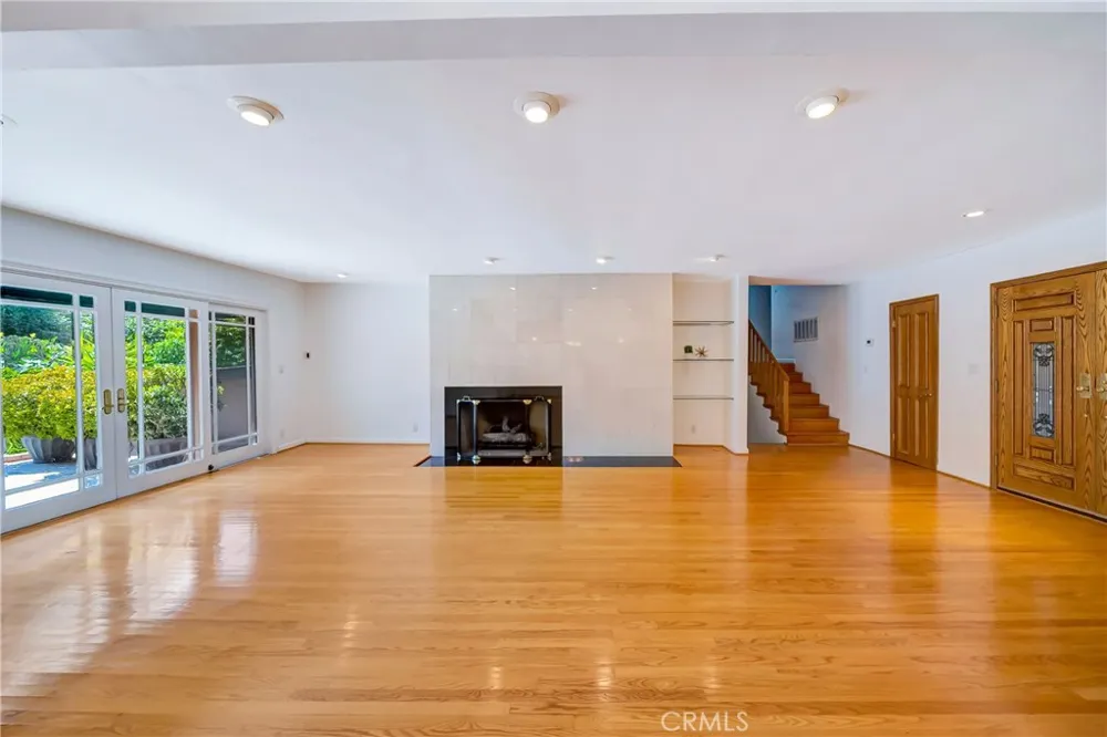 22548 Waterbury Woodland Hills, CA 91364