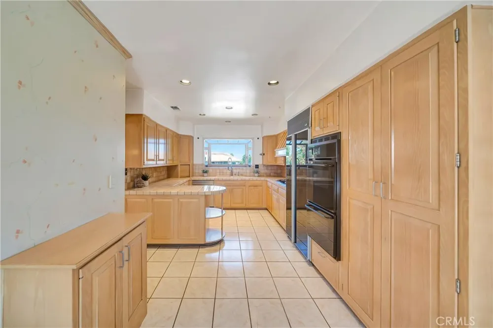 22548 Waterbury Woodland Hills, CA 91364