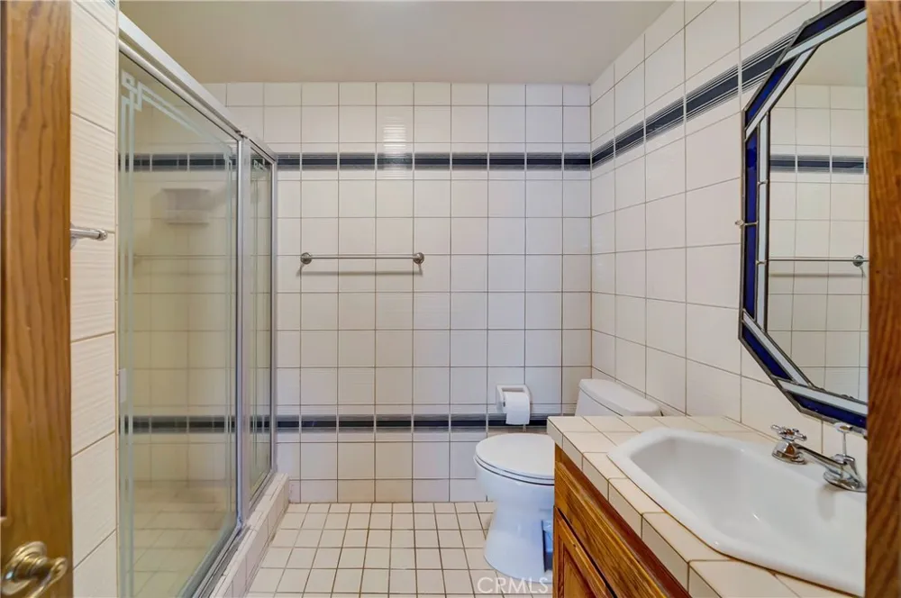 22548 Waterbury Woodland Hills, CA 91364