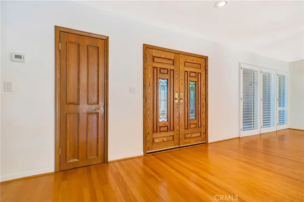 22548 Waterbury Woodland Hills, CA 91364