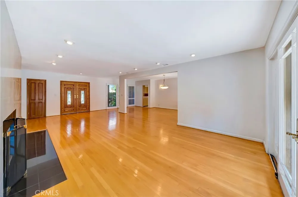 22548 Waterbury Woodland Hills, CA 91364