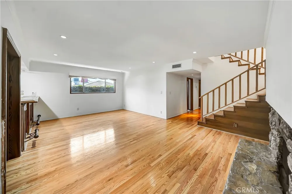 22548 Waterbury Woodland Hills, CA 91364