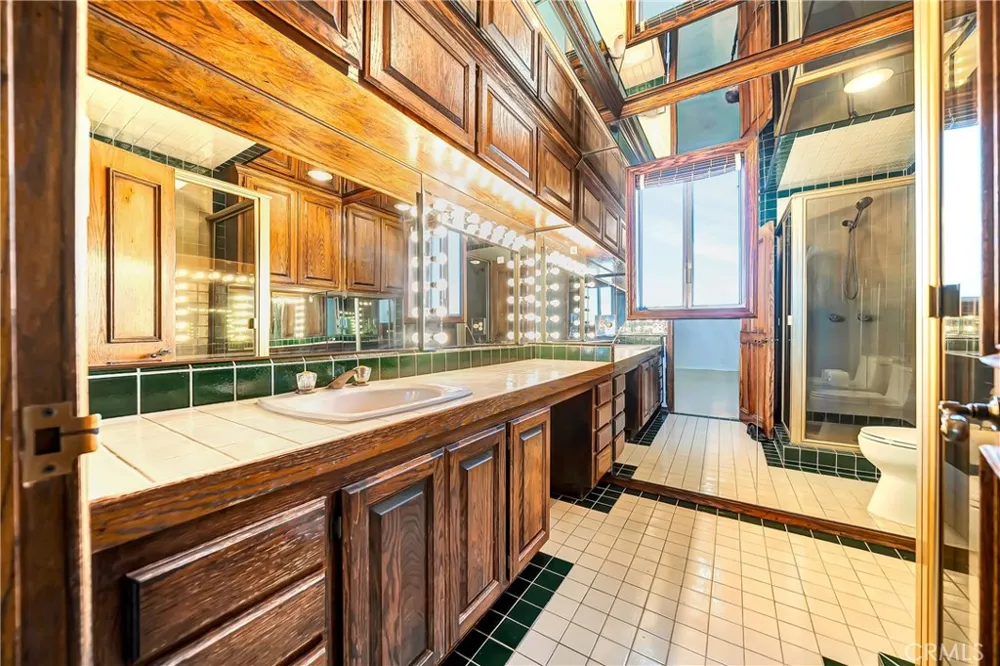 22548 Waterbury Woodland Hills, CA 91364