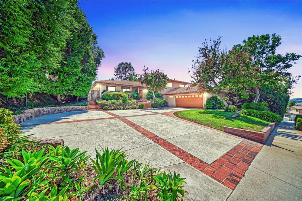 22548 Waterbury Woodland Hills, CA 91364